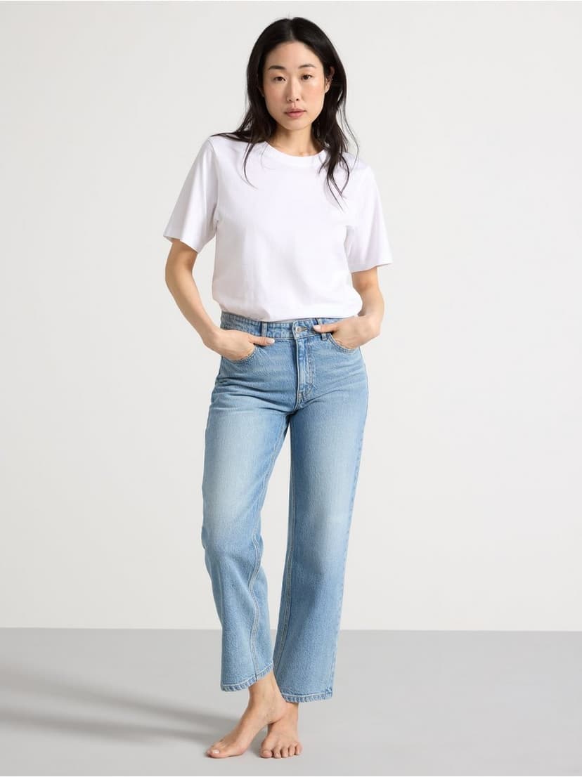 Le jean regular : un classique de la mode féminine